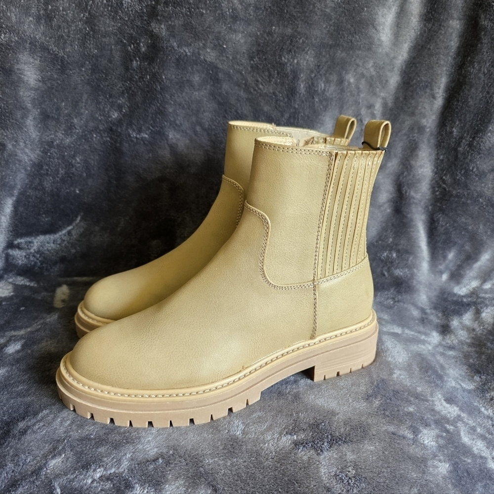 New women's Time and Tru Lug Chelsea Boots, beige / tan color, size 8 1/2